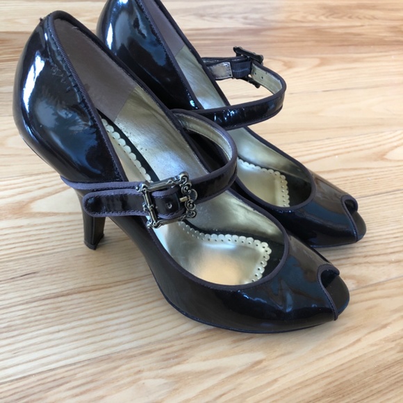 7.5 BCBG Pumps -like new - Picture 2 of 5